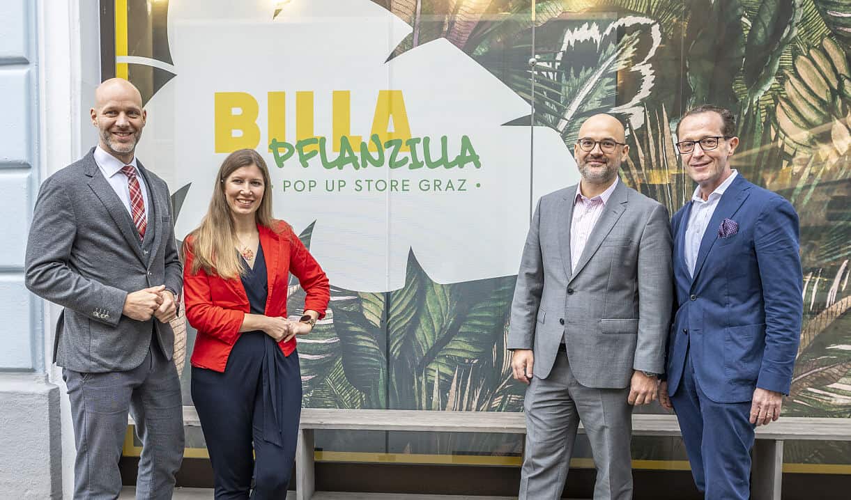 Vier Personen vor dem neu eröffneten BILLA PFLANZILLA Store in Graz