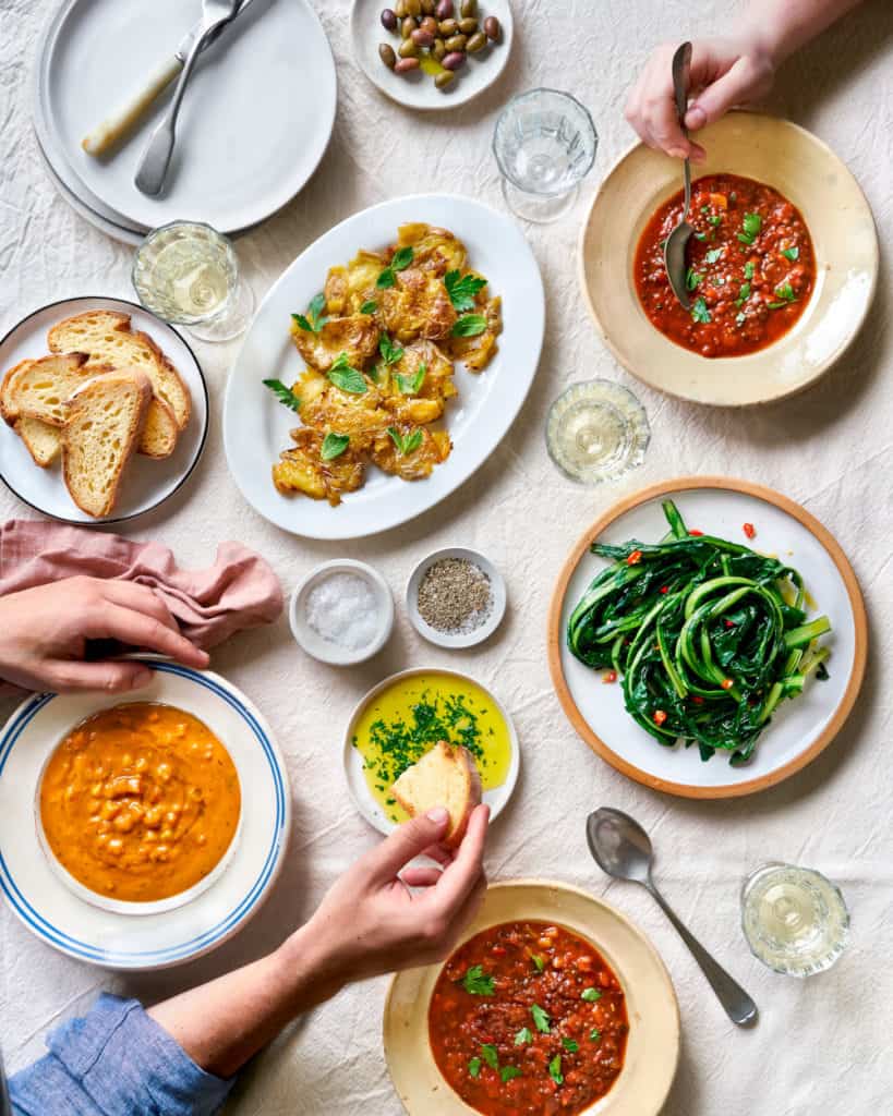 Tisch gedeckt mit Nabio Fertigmahlzeiten