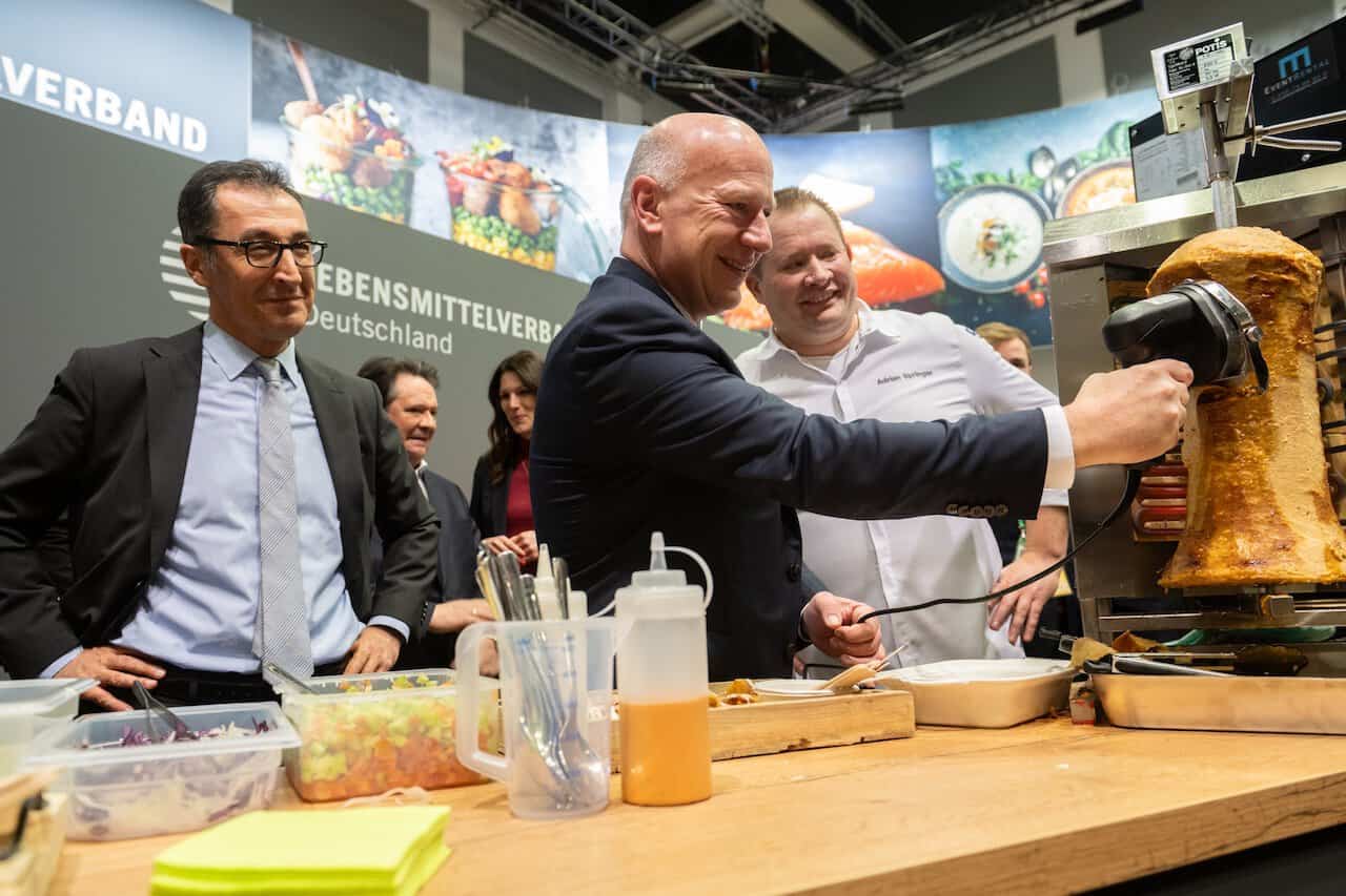 Bundesminister für Ernährung und Landwirtschaft Cem Özdemir verkostete auf der Grünen Woche 2024 den veganen Döner von The Vegetarian Butcher