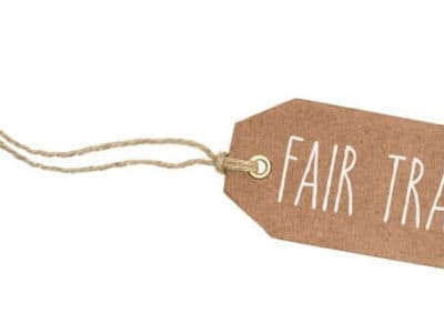 Brauner Anhänger mit der Beschriftung Fair Trade