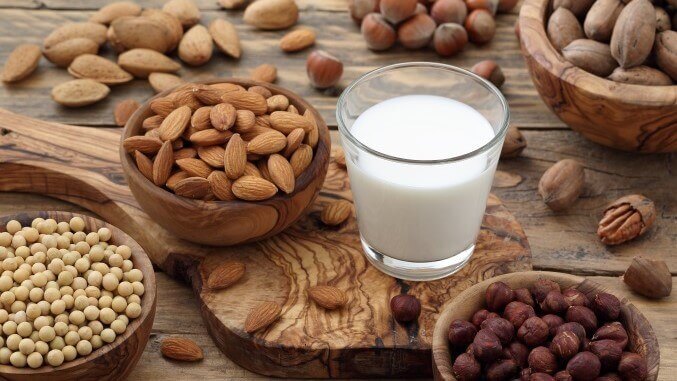 diverse Nüsse mit Nussmilch
