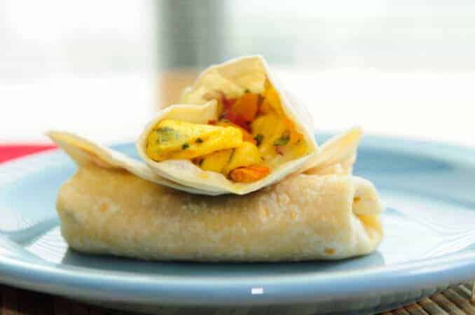Burritto mit Rührei auf Teller