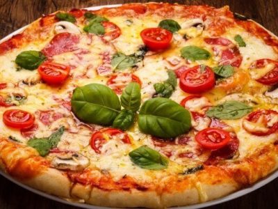 Pizza mit Basilikum