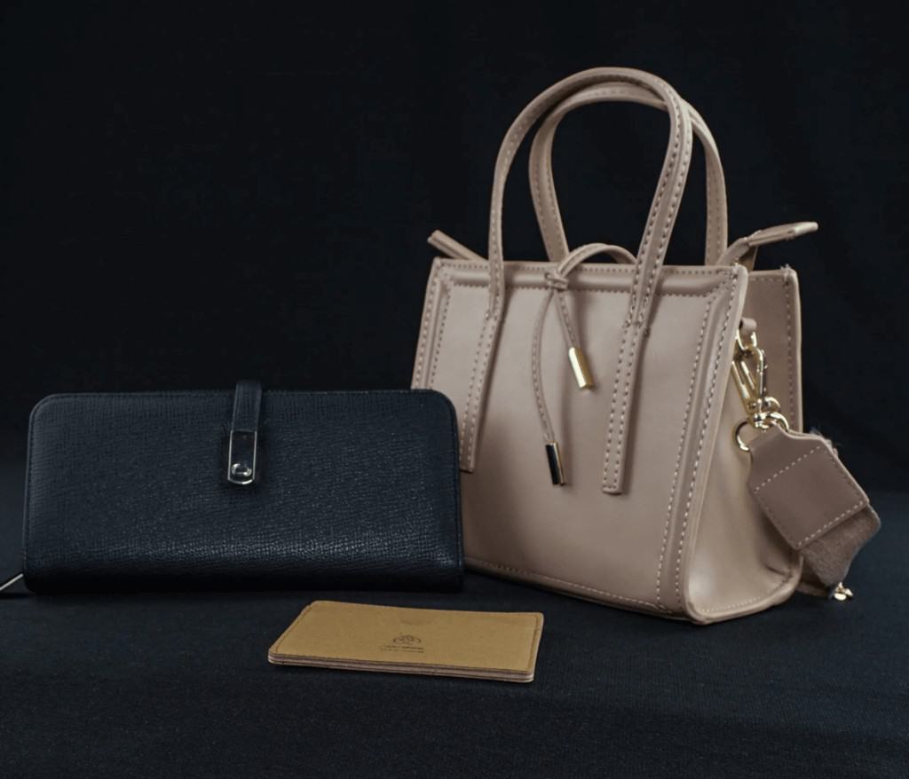 vegane Handtaschen von Oleatex vor schwarzem Hintergrund V-Label Awards 2023