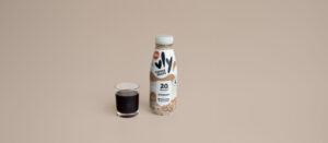 der neue Fairtrade Coffee Shake von vly neben Glas mit Espresso