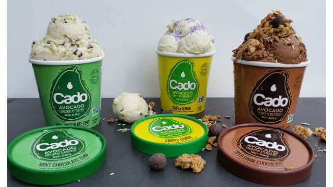 drei Becher mit verschiedenen Sorten von Cado Ice Cream auf Avocado-Basis