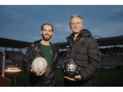 Julius Palm von followfood (li) und Bernd von Geldern vom FC St. Pauli (re)
