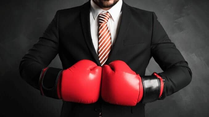 Mann im Anzug mit Boxhandschuhen – der Kampf um die Produktbezeichnun Fleisch für Fleischalternativen