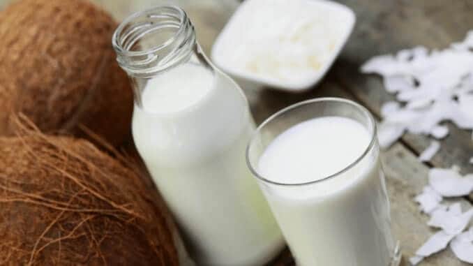 Ein Glas voll Kokosnussmilch