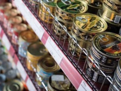 Konservendosen im Supermarkt-Regal