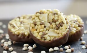 Nahaufnahme von Loryma Proteinkeks mit Scjokolade und Crispies