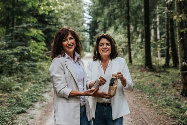 Sonja Baur (links) und Renate Hauser (rechts) mit ihren hemp deluxe-Produkten