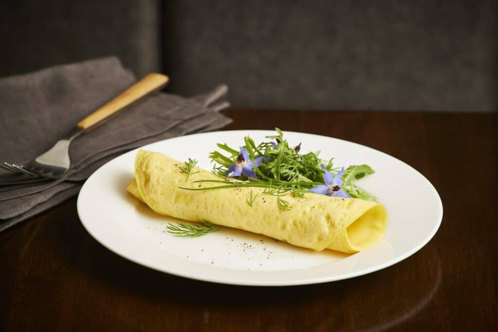 Omelette aus veganer Eialternative auf einem Teller