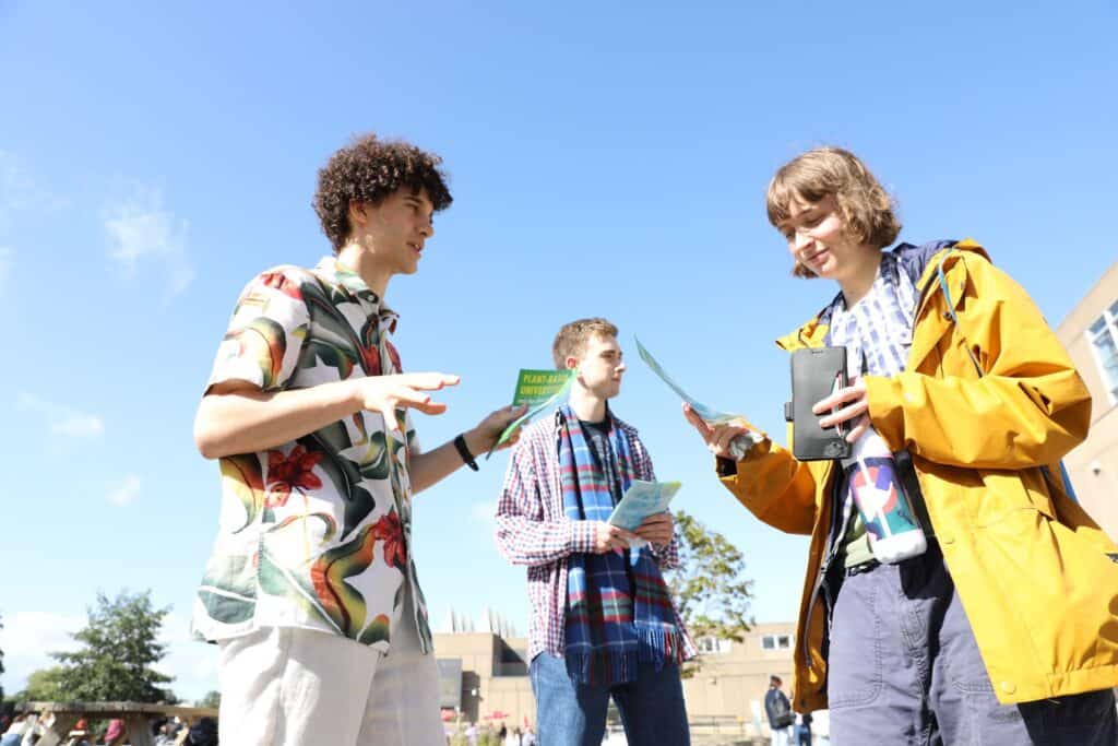 Studierende mit Flyern 