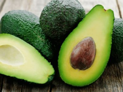 Avocados auf einem Holztisch