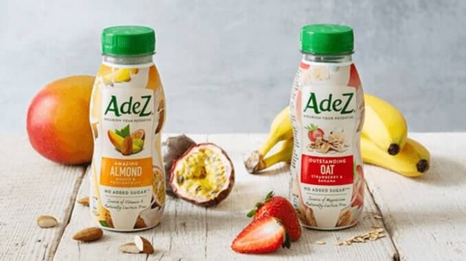 zwei Flaschen AdeZ: Vegane Milchdrinks von Coca-Cola