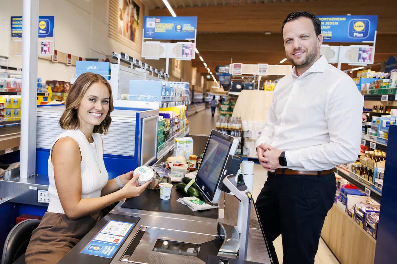 Influencerin Marie Johnson mit Christoph Graf, Geschäftsleiter Ware, Pressebild zur Videoreihe #LäuftBeiLidl Staffel 5