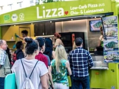 Lizza-Foodtruck mit Kundschaft