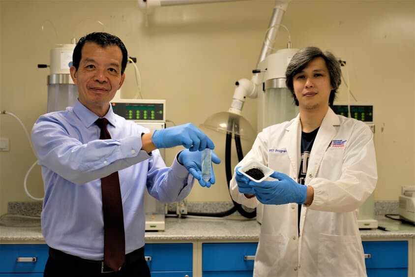 wissenschaftler der NTU in Singapur halten pilzprotein