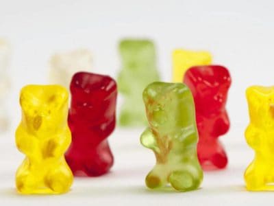 vegane Gummibärchen stehen auf weißer Fläche