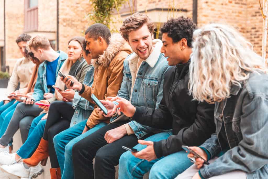 Gen Z auf einer Parkbank