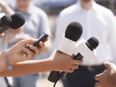 Reportern mit Mikrofonen für das Interview mit Paul McCartney zu veganer Ernährung