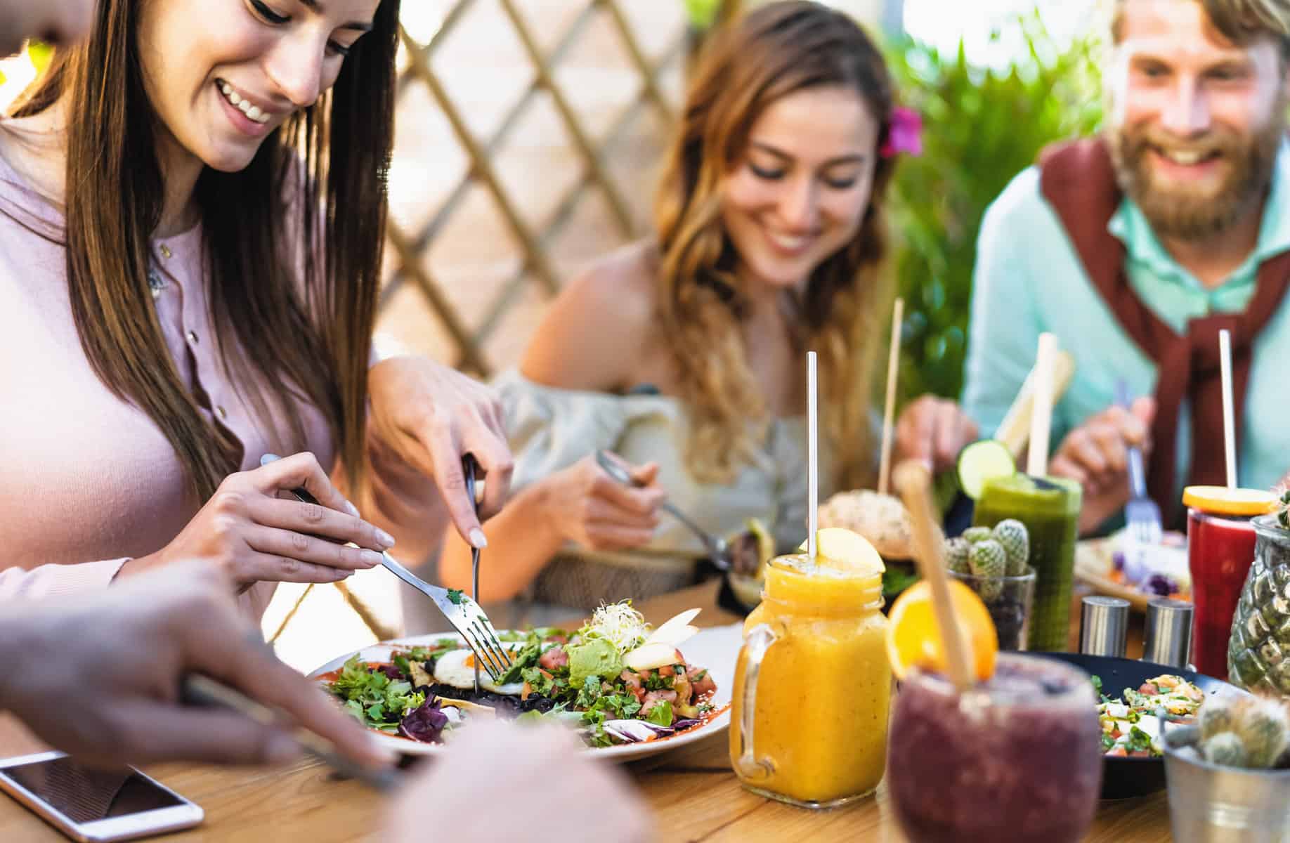 Feier mit veganem Essen im Garten