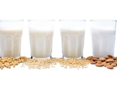 4 Gläser mit veganer Pflanzenmilch