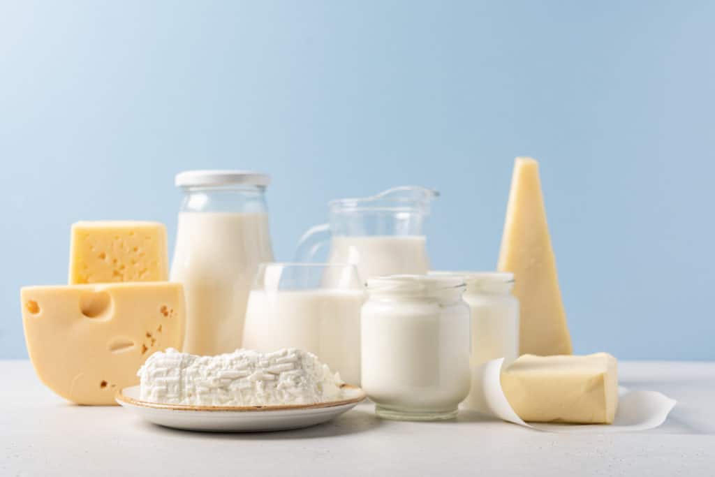 milch und käse auf tisch