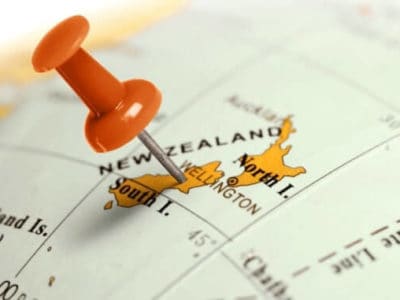 Globus mit Pinnadel auf dem Neuseeland