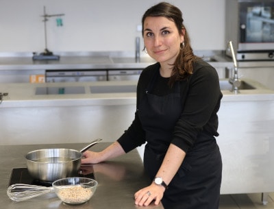 Frau mit Aquafaba Eiersatz aus Kichererbsen in Küche