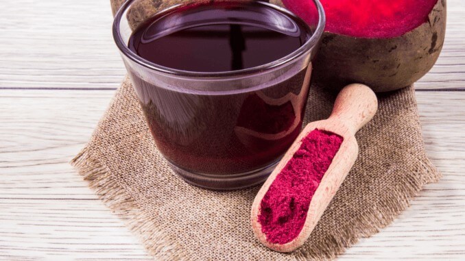 veganes rote-bete-pulver auf einer Holzschaufel