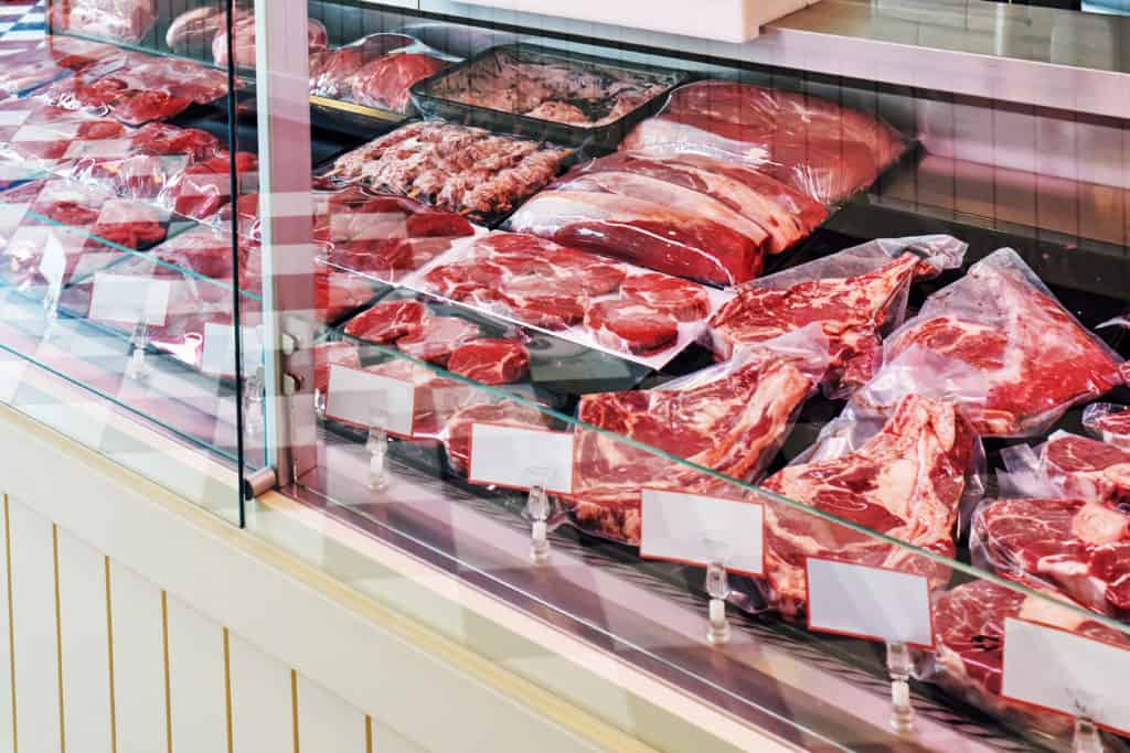 fleischtheke mit fleischprodukten