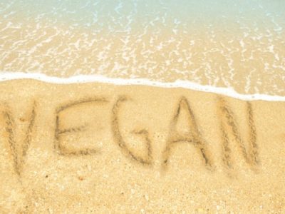 Schriftzug vegan am Sandstrand