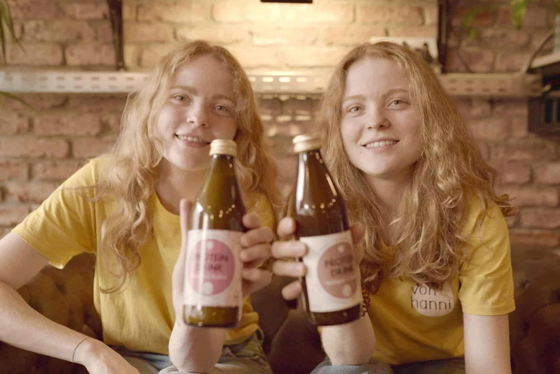 vonhanni gründer Johanna und Maria Daubner mit ihren Proteindrinks