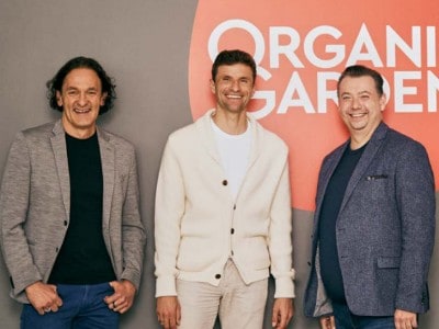 Martin Wild (links), CEO von Organic Garden, zusammen mit Thomas Müller und Co-Founder Martin Seitle (rechts) © Mike Meyer Photography