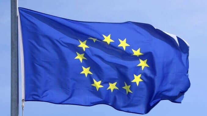 Europa-Flagge im Wind