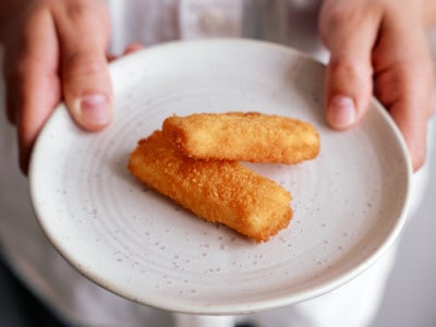 Bluu Seafood_Cultivated Fish Fingers on a plate_copyright Bluu GmbH_Wim Jansen