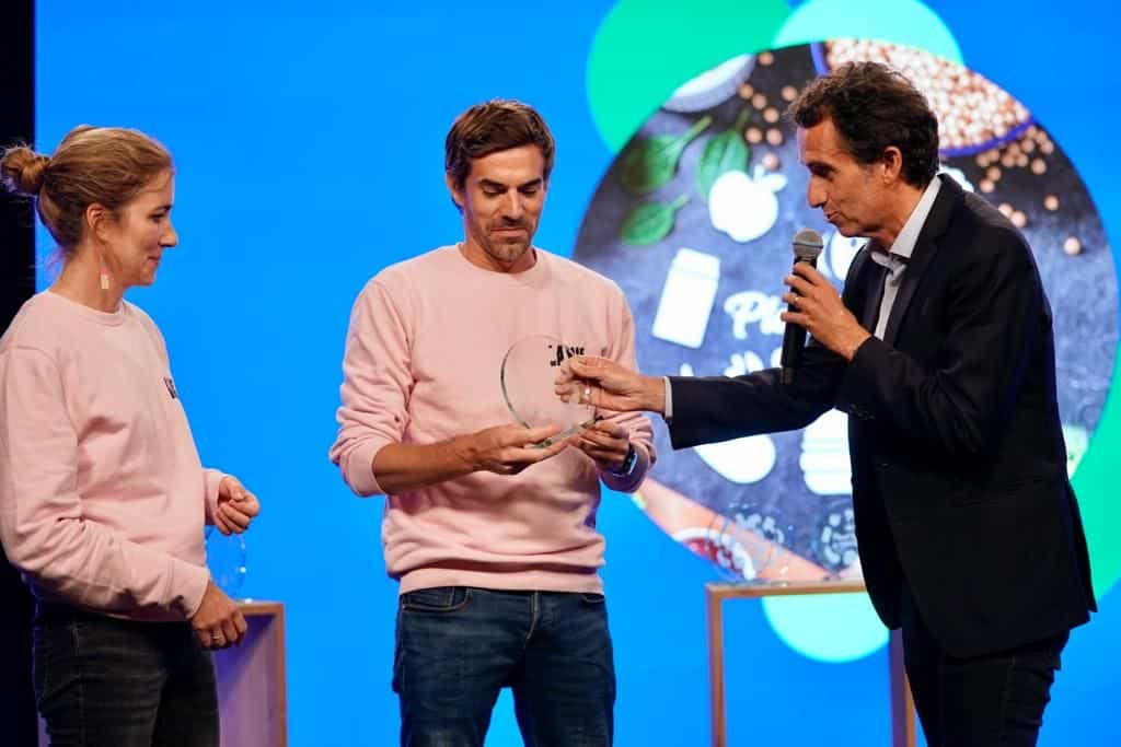 La Vie accepts Carrefour award
