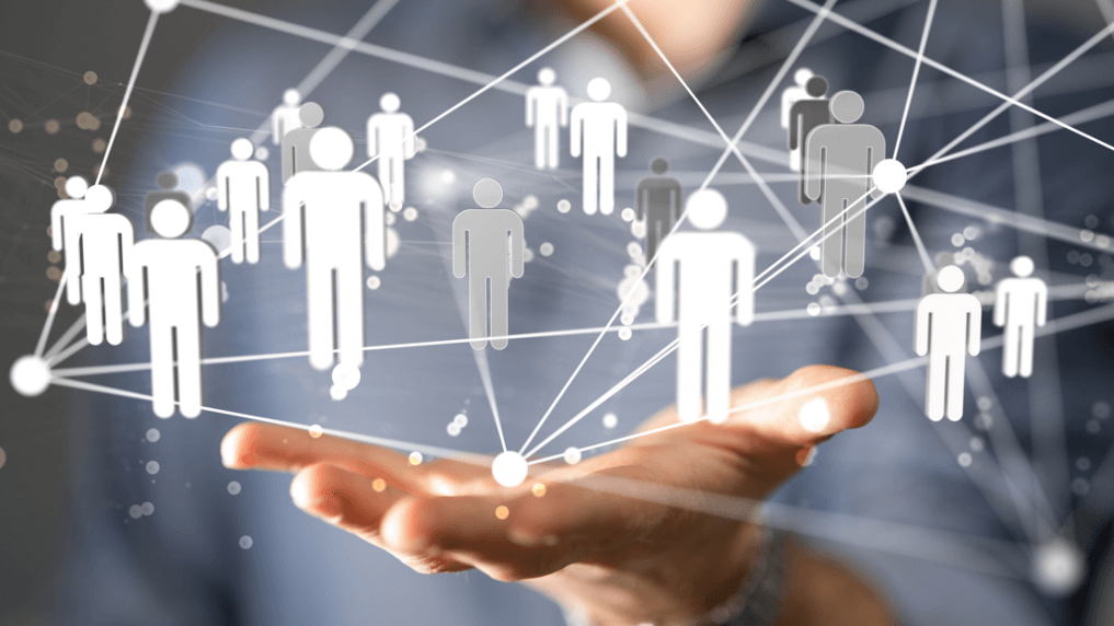 Hand mit einer Projekten vernetzter Menschen