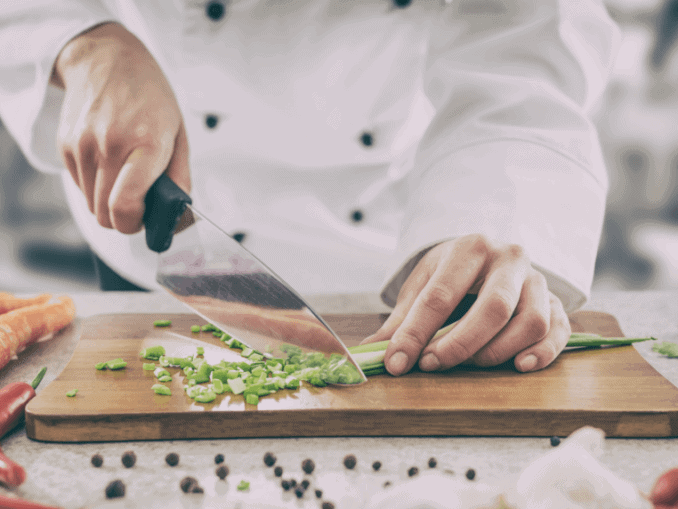 Koch beim zubereiten veganer Gerichte
