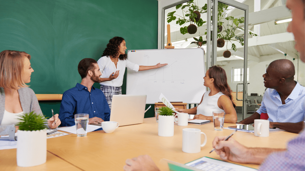 Veganer Unternehmer beim Ausarbeiten ihres Plant + Pitch Vortrages