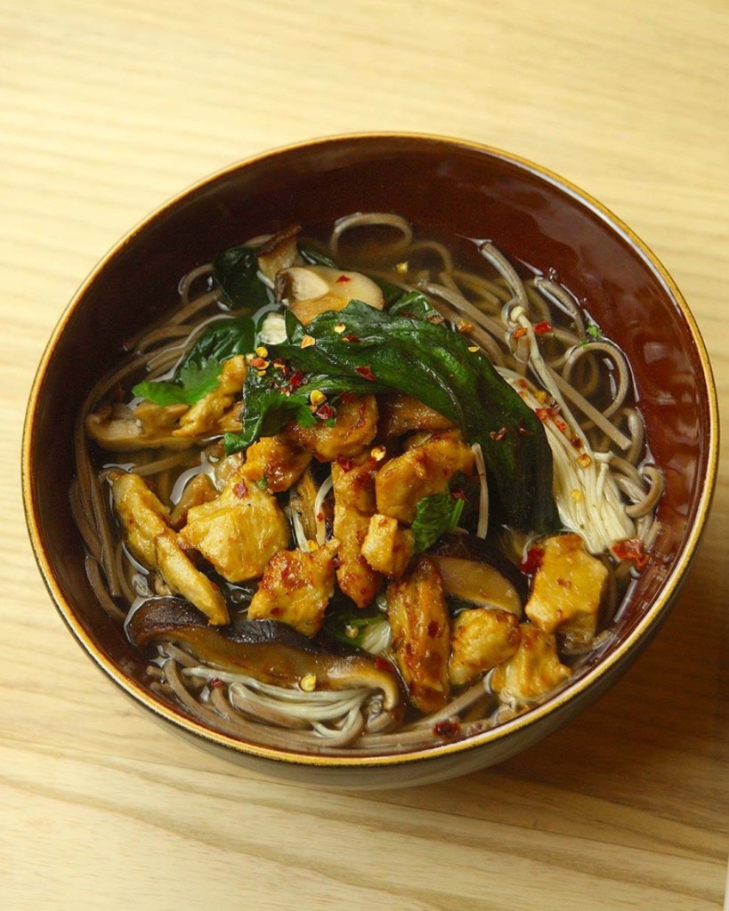Eatplanted chicken pieces in noodle dish