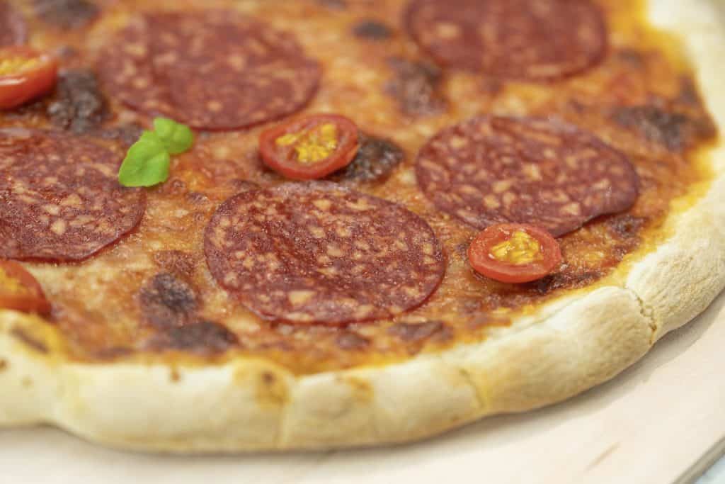 Plant-based salami pizza Planteneers